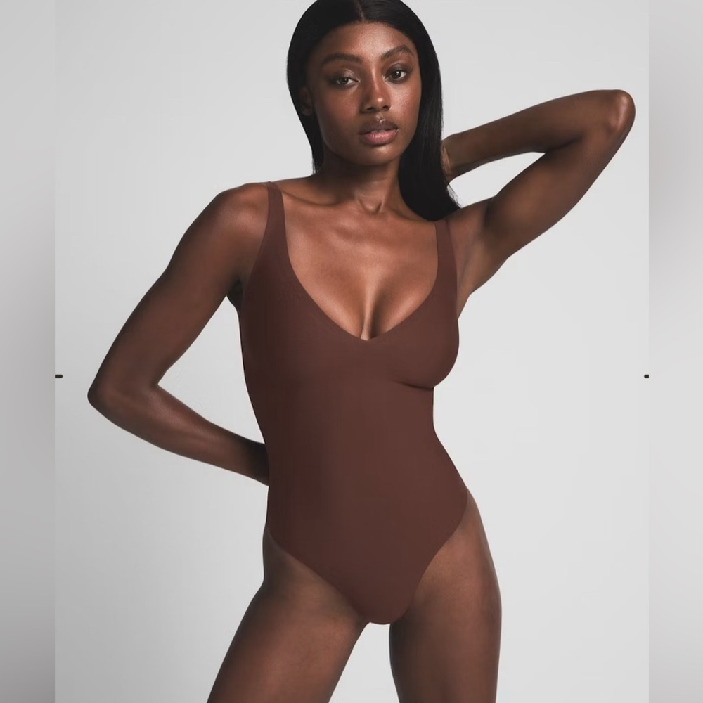SKIMS Body Unlined Plunge Thong Bodysuit | Cocoa | Size S